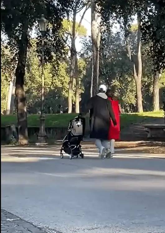 宋仲基和妻子带儿子散步被偶遇 穿大衣推婴儿车低调幸福