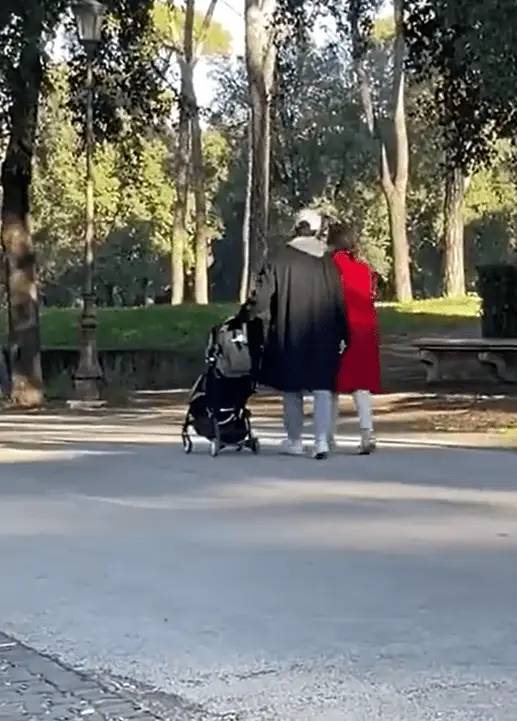 宋仲基和妻子带儿子散步被偶遇 穿大衣推婴儿车低调幸福