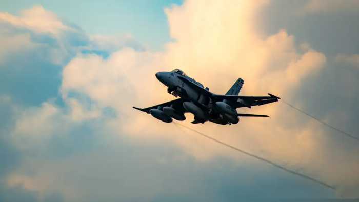 打击美军航母战斗开始了，弹道导弹+巡航导弹突袭：F-18疯狂截杀