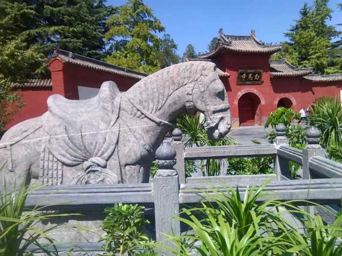 中国古代最早建立的寺院是白云寺，为何白马寺名气更大