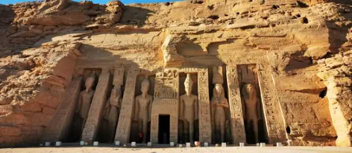 古埃及法老陵墓建造与信仰体系：权力与宗教合一的象征
