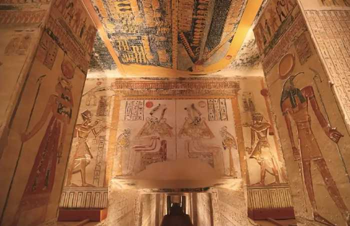 古埃及法老陵墓建造与信仰体系：权力与宗教合一的象征