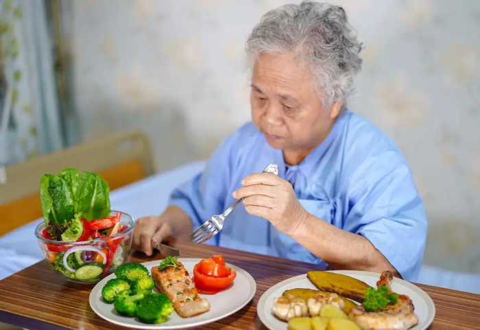 老年人早饭吃得越晚，活得越久，越长寿？医生：尽量别晚于这个点