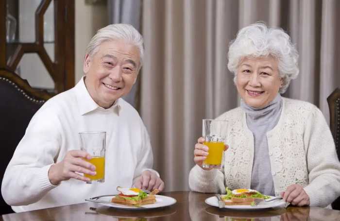 老年人早饭吃得越晚，活得越久，越长寿？医生：尽量别晚于这个点
